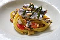 Seniglucaallia-Ristorante Uliassi-piatti abbinati alla birra,Linguine con colatura di alici, Alici pinoli e zafferano . Foto Gianluca Moggi/Sestini